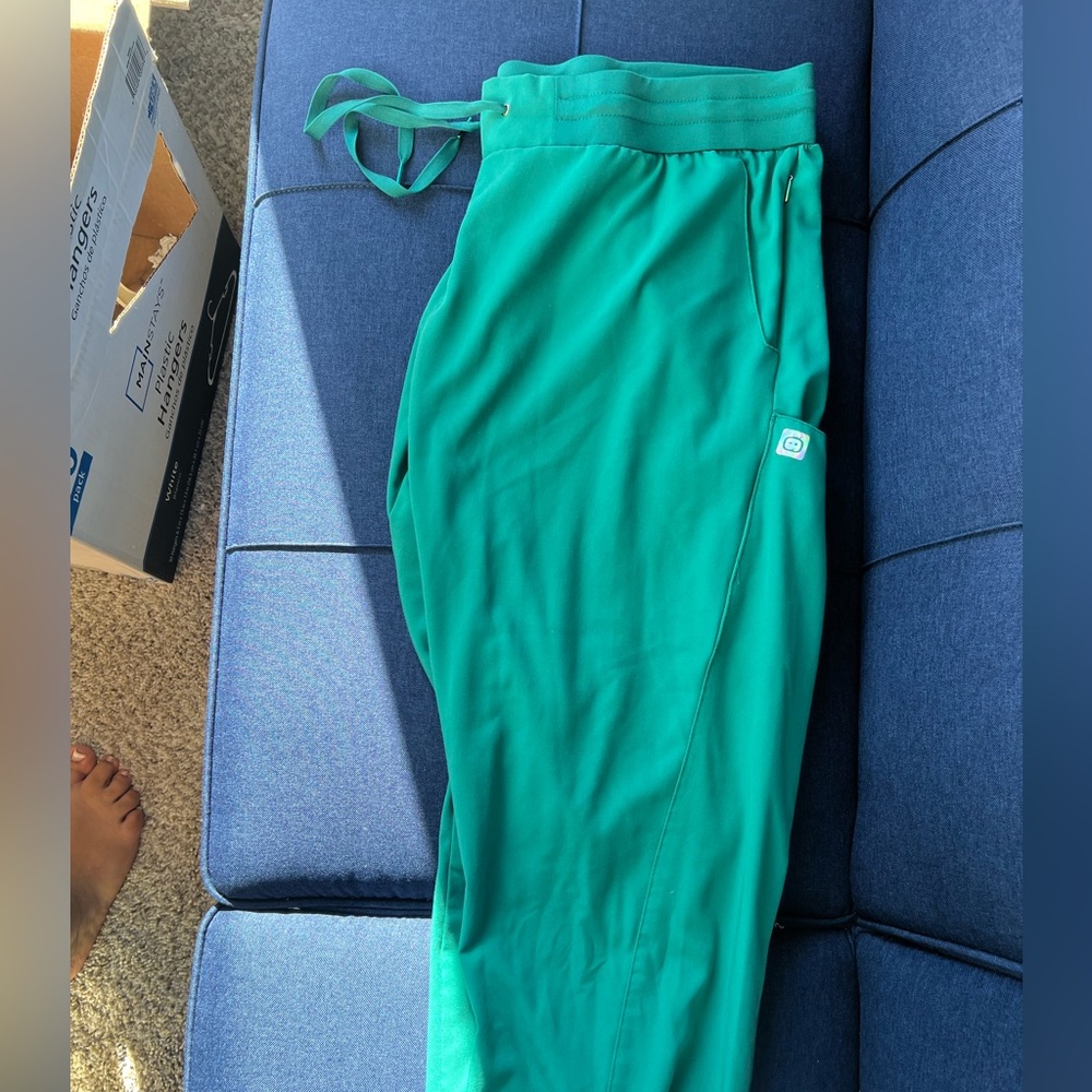 Wonder wink hunter green jogger scrubs